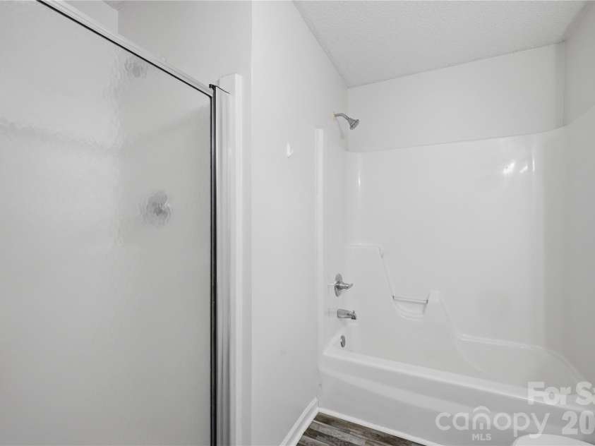 147 Valley Glen Drive, Troutman, NC 28166.  MLS# CAR4400282, YatesRealty ID 40969. Primary Bath