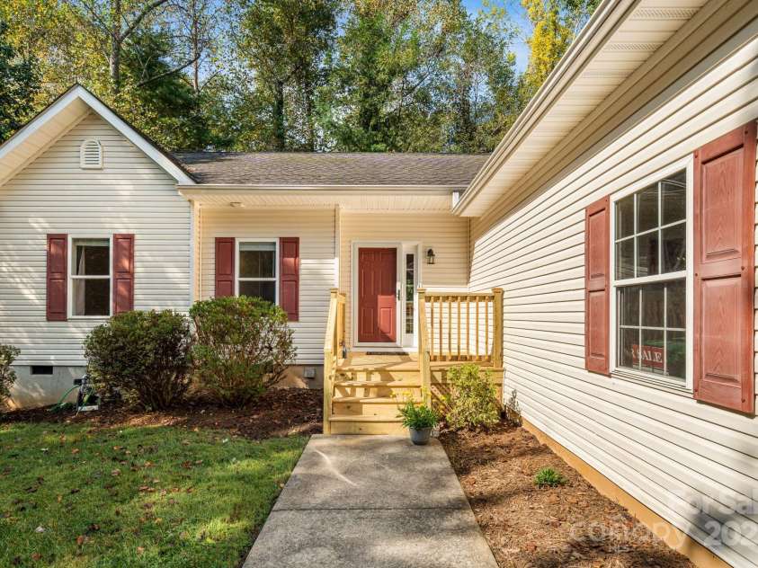 37 Poplar Creek Drive, Asheville, NC 28805.  MLS# CAR4306381, YatesRealty ID 4097. 