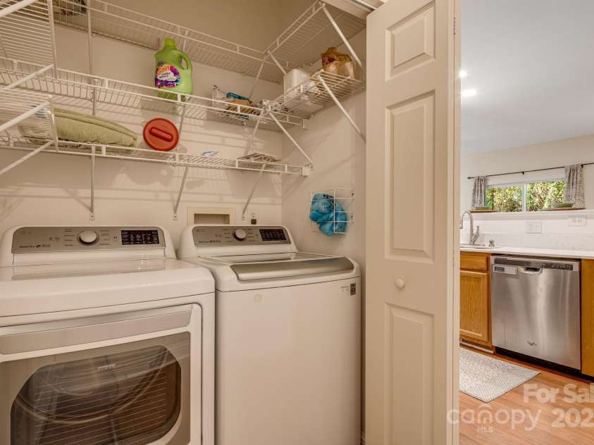 37 Poplar Creek Drive, Asheville, NC 28805.  MLS# CAR4306381, YatesRealty ID 4097. 