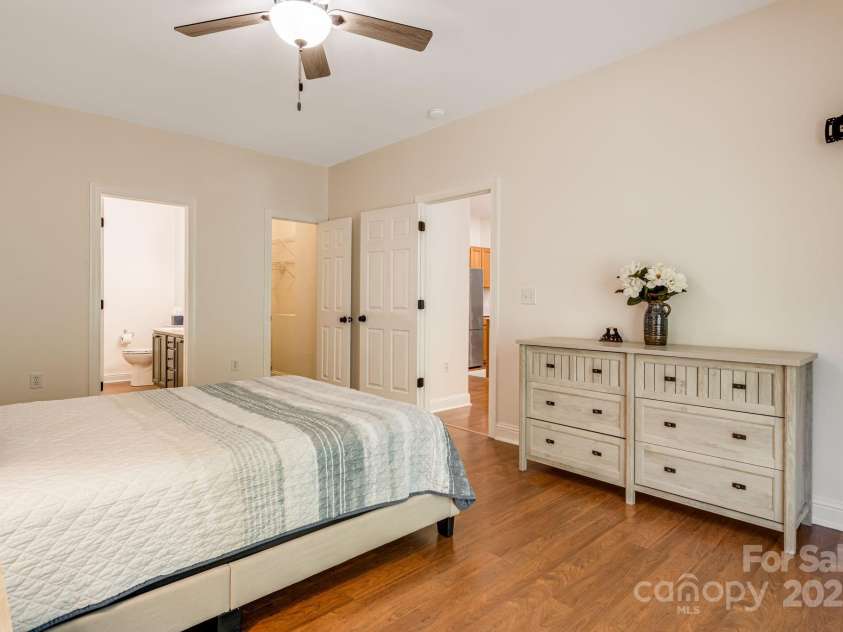 37 Poplar Creek Drive, Asheville, NC 28805.  MLS# CAR4306381, YatesRealty ID 4097. 