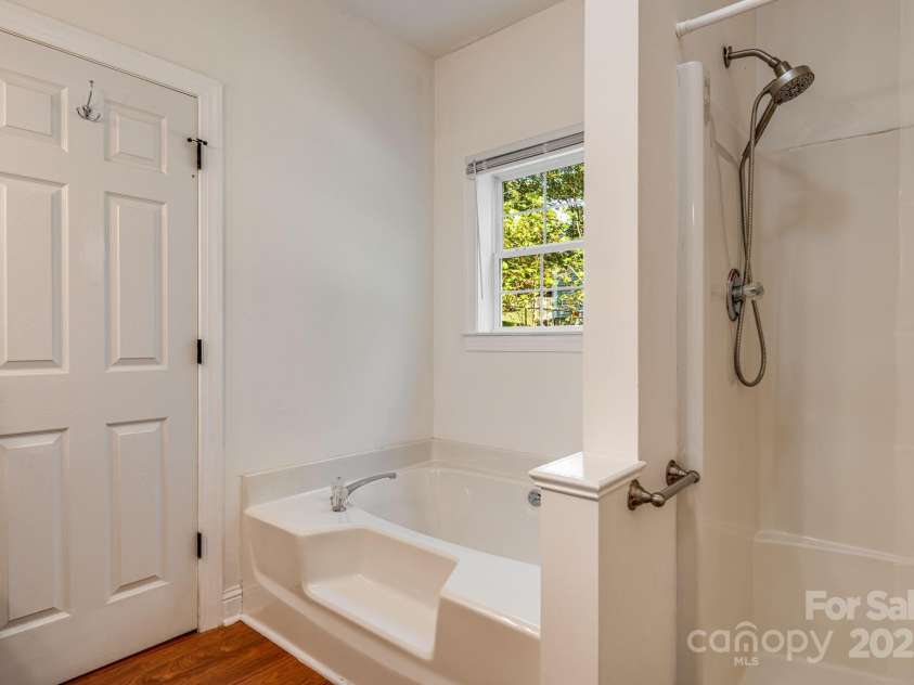 37 Poplar Creek Drive, Asheville, NC 28805.  MLS# CAR4306381, YatesRealty ID 4097. 