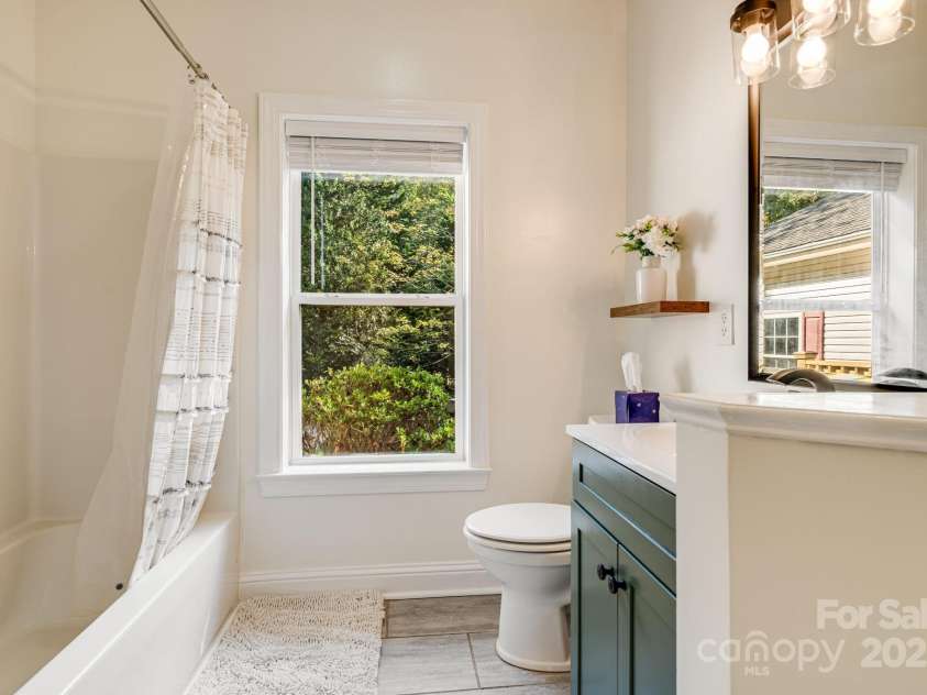 37 Poplar Creek Drive, Asheville, NC 28805.  MLS# CAR4306381, YatesRealty ID 4097. 