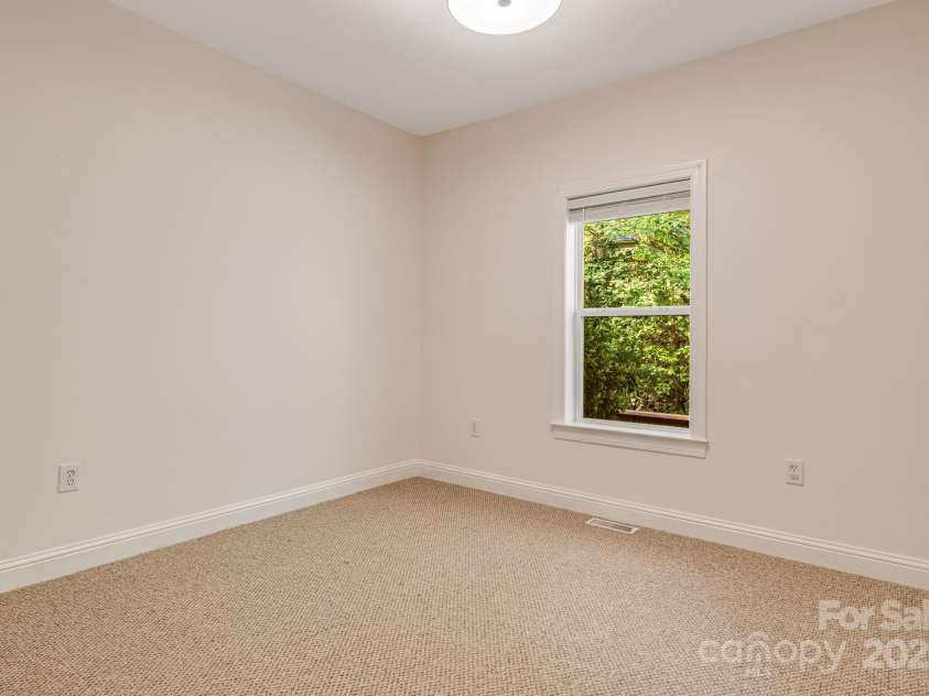 37 Poplar Creek Drive, Asheville, NC 28805.  MLS# CAR4306381, YatesRealty ID 4097. 