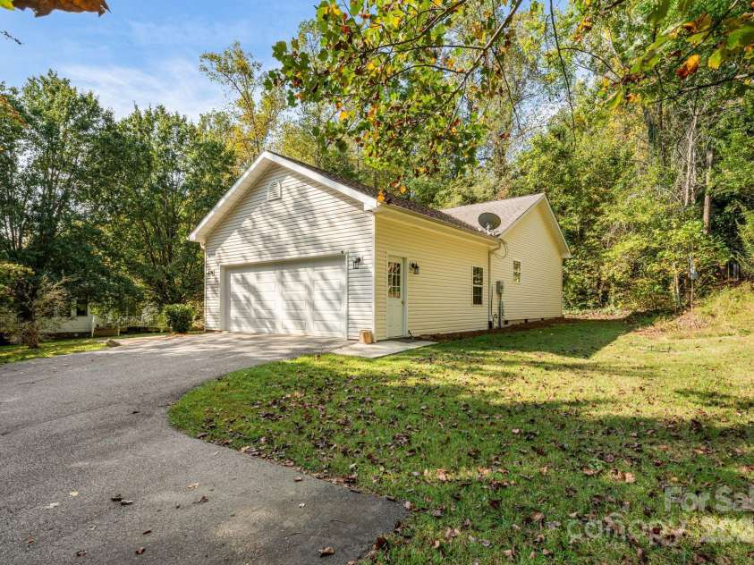 37 Poplar Creek Drive, Asheville, NC 28805.  MLS# CAR4306381, YatesRealty ID 4097. 