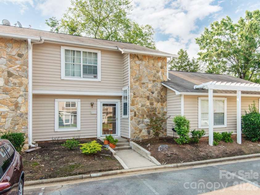 104 Heritage Parkway, Fort Mill, SC 29715.  MLS# CAR4408152, YatesRealty ID 40971. 