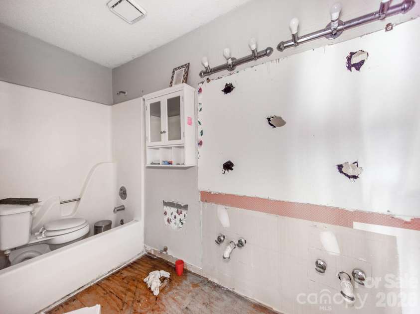 104 Heritage Parkway, Fort Mill, SC 29715.  MLS# CAR4408152, YatesRealty ID 40971. 