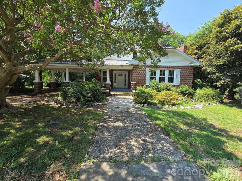 305 12th Street, Kannapolis, NC 28081.  MLS# CAR4409388, YatesRealty ID 40975. 
