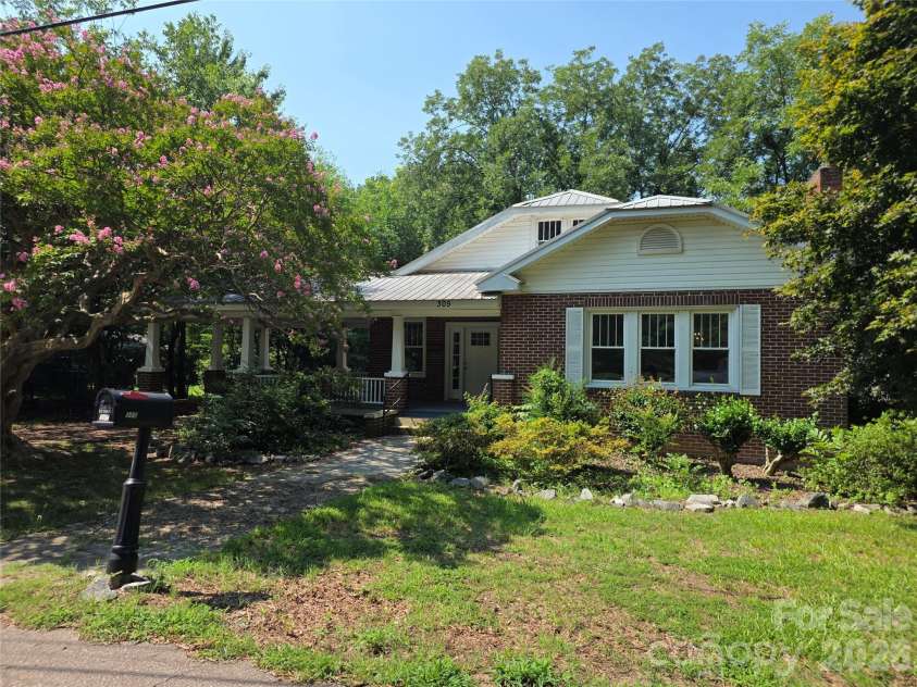 305 12th Street, Kannapolis, NC 28081.  MLS# CAR4409388, YatesRealty ID 40975. 