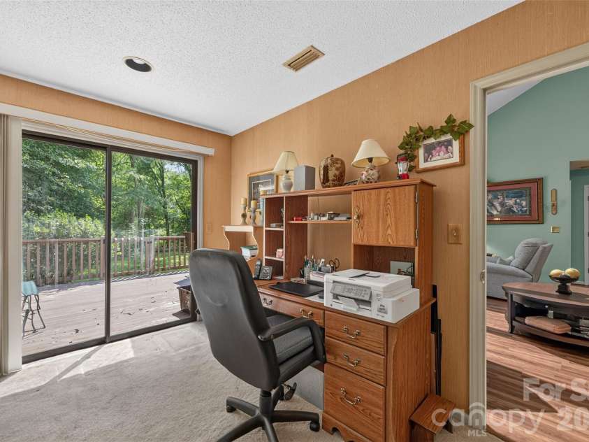 1630 12th Street, Hickory, NC 28601.  MLS# CAR4409034, YatesRealty ID 40984. 