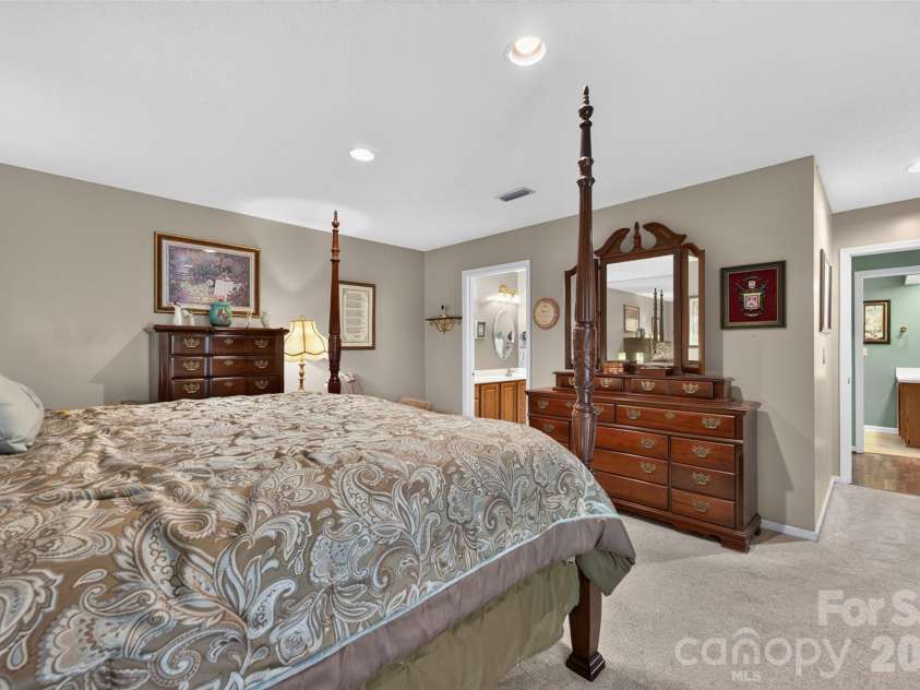 1630 12th Street, Hickory, NC 28601.  MLS# CAR4409034, YatesRealty ID 40984. 