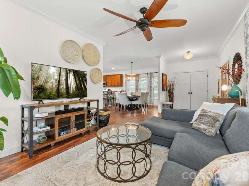 118 Houston Street, Asheville, NC 28801.  MLS# CAR4408207, YatesRealty ID 40986. 