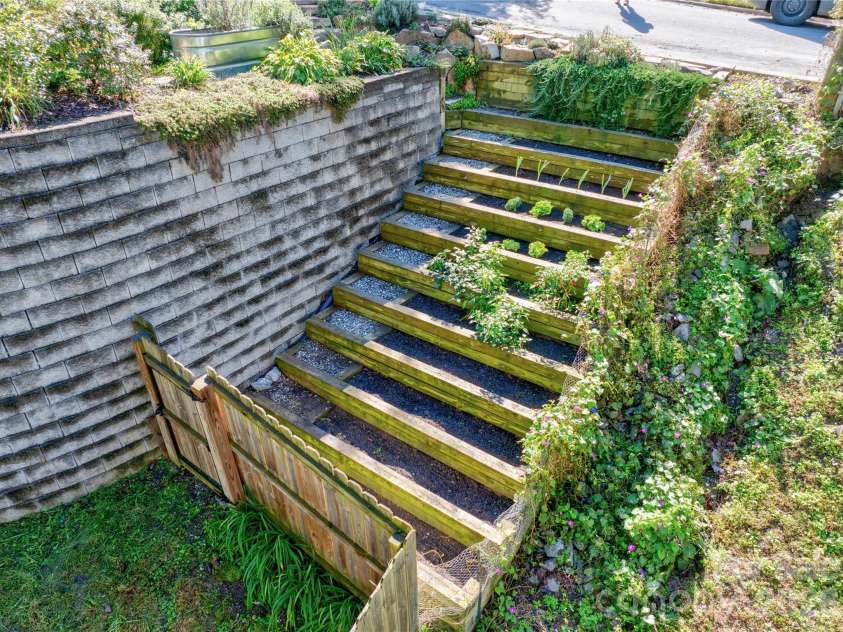 118 Houston Street, Asheville, NC 28801.  MLS# CAR4408207, YatesRealty ID 40986. Fruit & veggies!