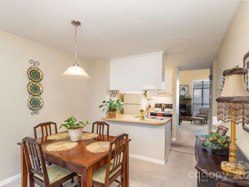 8033 Charter Oak Lane, Charlotte, NC 28226.  MLS# CAR4239350, YatesRealty ID 4099. 