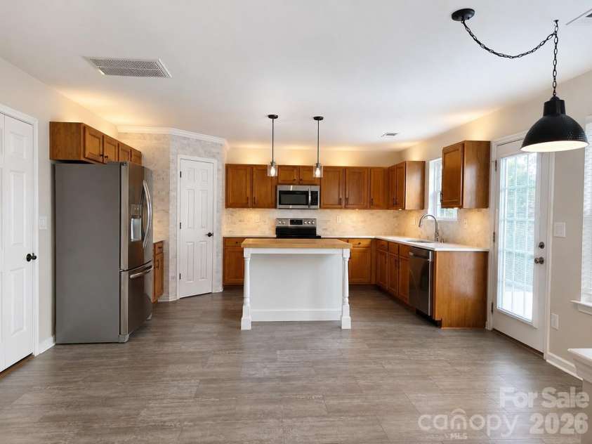 131 Elba Drive, Mooresville, NC 28115.  MLS# CAR4403487, YatesRealty ID 40991. 