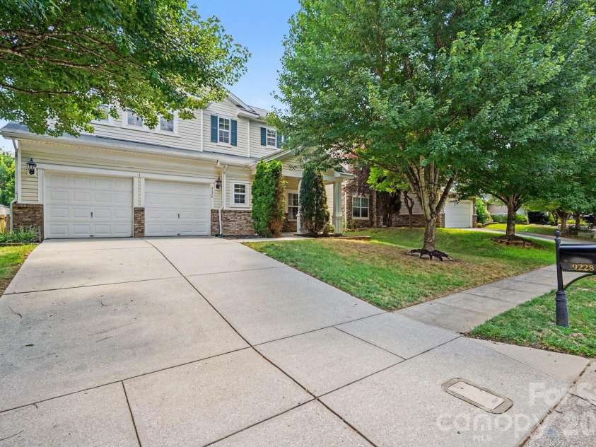 9228 Seamill Road, Charlotte, NC 28278.  MLS# CAR4404827, YatesRealty ID 40995. 