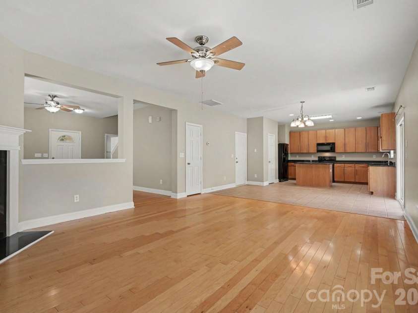 9228 Seamill Road, Charlotte, NC 28278.  MLS# CAR4404827, YatesRealty ID 40995. 