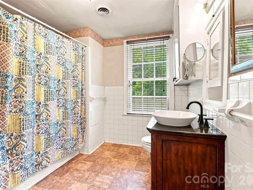 704 Washington Street, Shelby, NC 28150.  MLS# CAR4407611, YatesRealty ID 40996. Full Bath