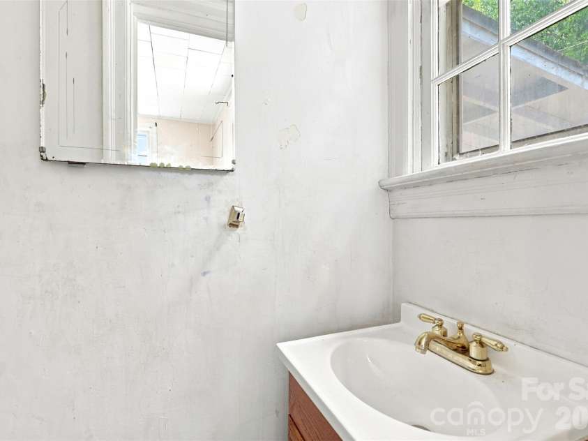 704 Washington Street, Shelby, NC 28150.  MLS# CAR4407611, YatesRealty ID 40996. Half Bath on Main