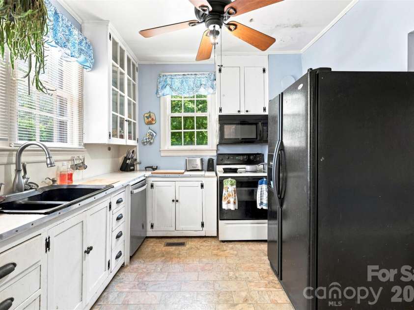 704 Washington Street, Shelby, NC 28150.  MLS# CAR4407611, YatesRealty ID 40996. Kitchen