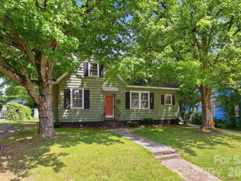 704 Washington Street, Shelby, NC 28150.  MLS# CAR4407611, YatesRealty ID 40996. This Home has a driveway on each side