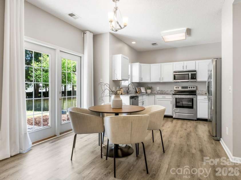 6208 Harburn Forest Drive, Charlotte, NC 28269.  MLS# CAR4380021, YatesRealty ID 41005. Breakfast Area