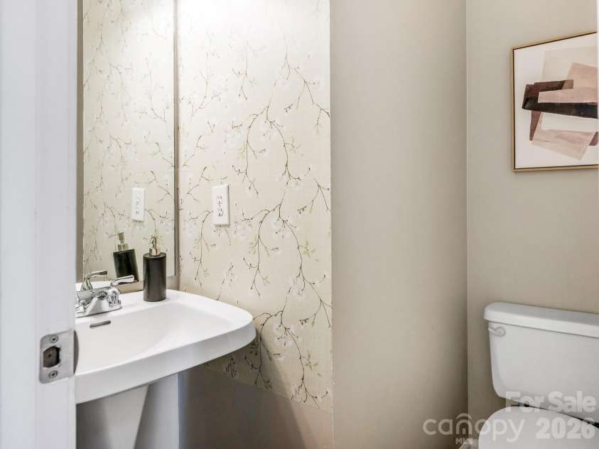 6208 Harburn Forest Drive, Charlotte, NC 28269.  MLS# CAR4380021, YatesRealty ID 41005. Half Bathroom