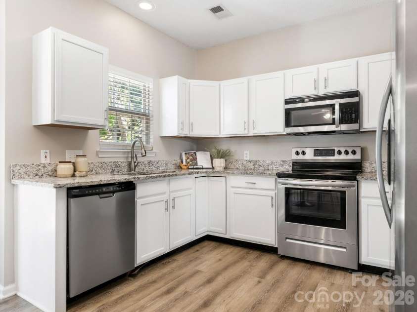 6208 Harburn Forest Drive, Charlotte, NC 28269.  MLS# CAR4380021, YatesRealty ID 41005. Kitchen