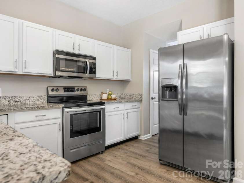 6208 Harburn Forest Drive, Charlotte, NC 28269.  MLS# CAR4380021, YatesRealty ID 41005. Kitchen