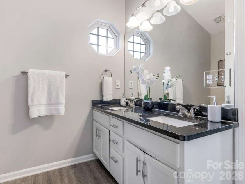 6208 Harburn Forest Drive, Charlotte, NC 28269.  MLS# CAR4380021, YatesRealty ID 41005. Primary Bath