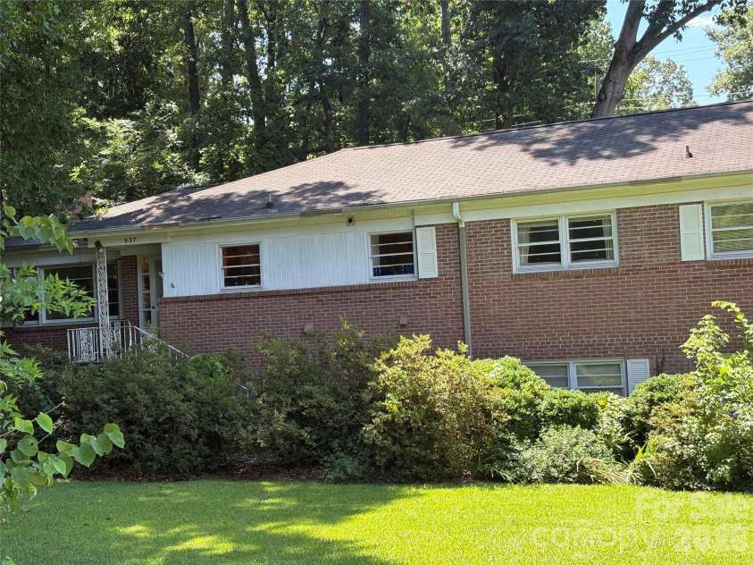 937 Nottingham Drive, Charlotte, NC 28211.  MLS# CAR4392703, YatesRealty ID 41007. 937 Nottingham Dr.