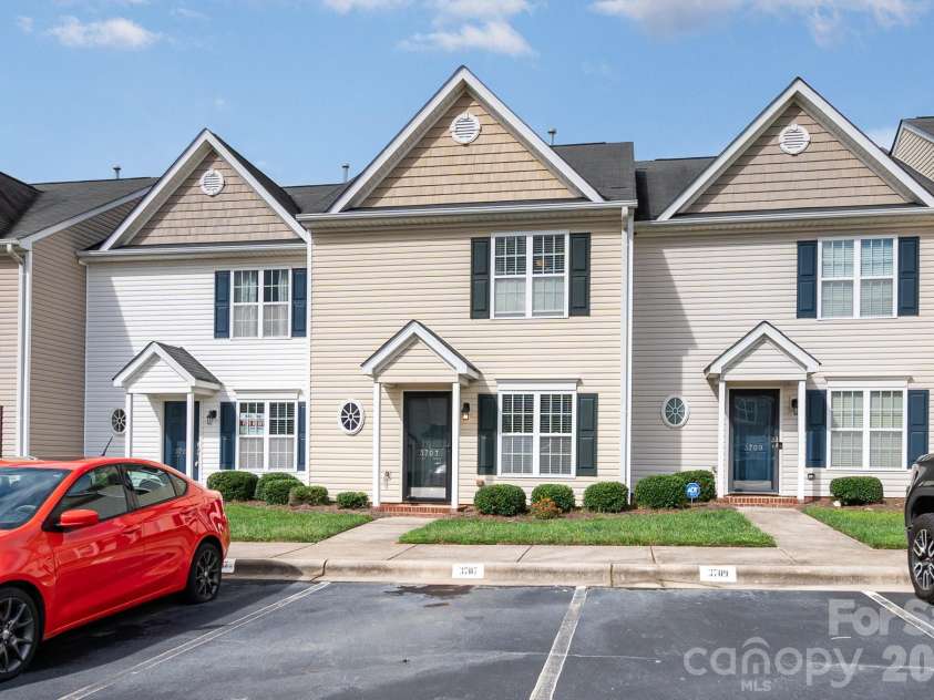 3707 Spanish Peak Drive, High Point, NC 27265.  MLS# CAR4407793, YatesRealty ID 41011. 