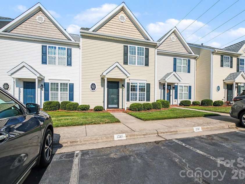 3707 Spanish Peak Drive, High Point, NC 27265.  MLS# CAR4407793, YatesRealty ID 41011. 