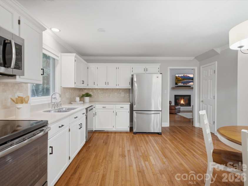 9732 Leeswood Lane, Matthews, NC 28105.  MLS# CAR4407441, YatesRealty ID 41017. 