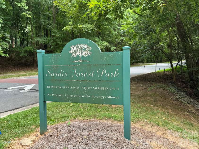 9732 Leeswood Lane, Matthews, NC 28105.  MLS# CAR4407441, YatesRealty ID 41017. 