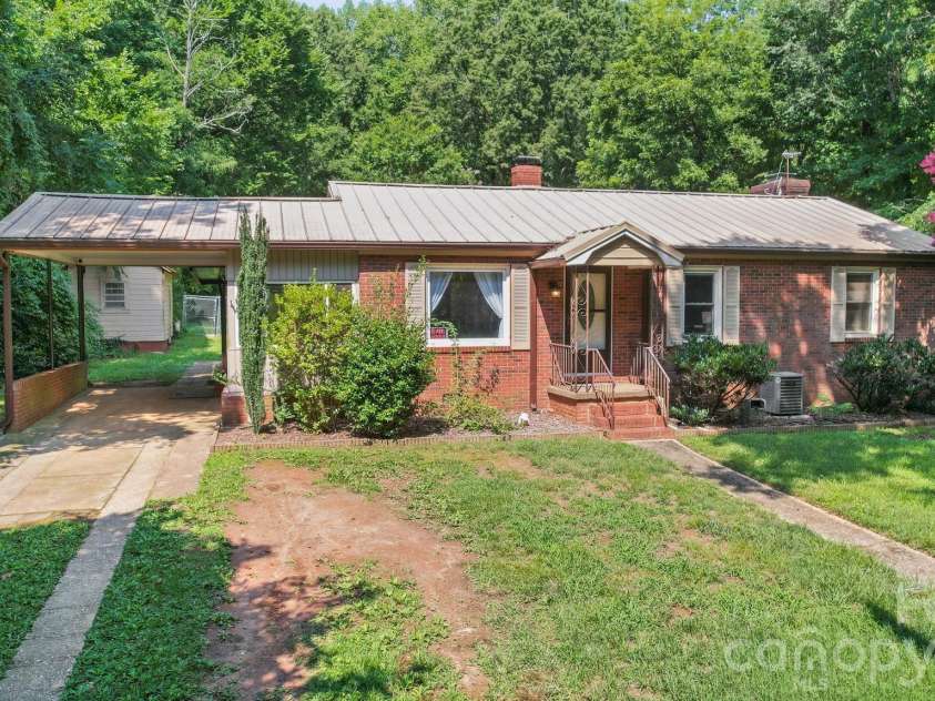 305 Milford Drive, Salisbury, NC 28144.  MLS# CAR4406904, YatesRealty ID 41022. 