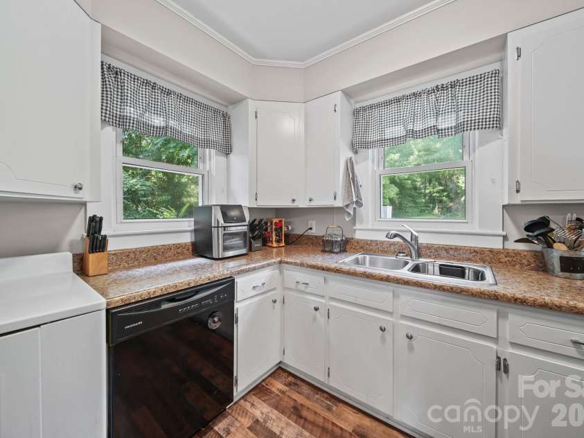 305 Milford Drive, Salisbury, NC 28144.  MLS# CAR4406904, YatesRealty ID 41022. 