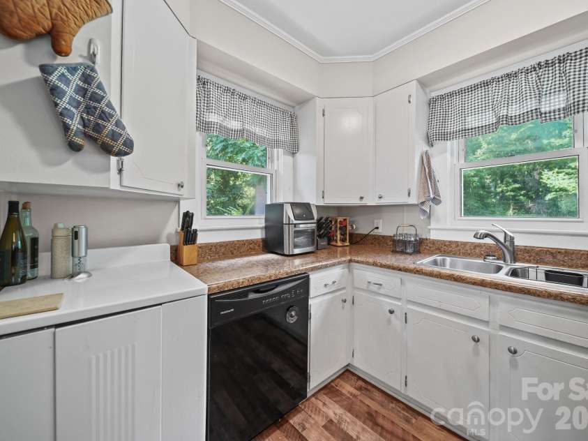 305 Milford Drive, Salisbury, NC 28144.  MLS# CAR4406904, YatesRealty ID 41022. 