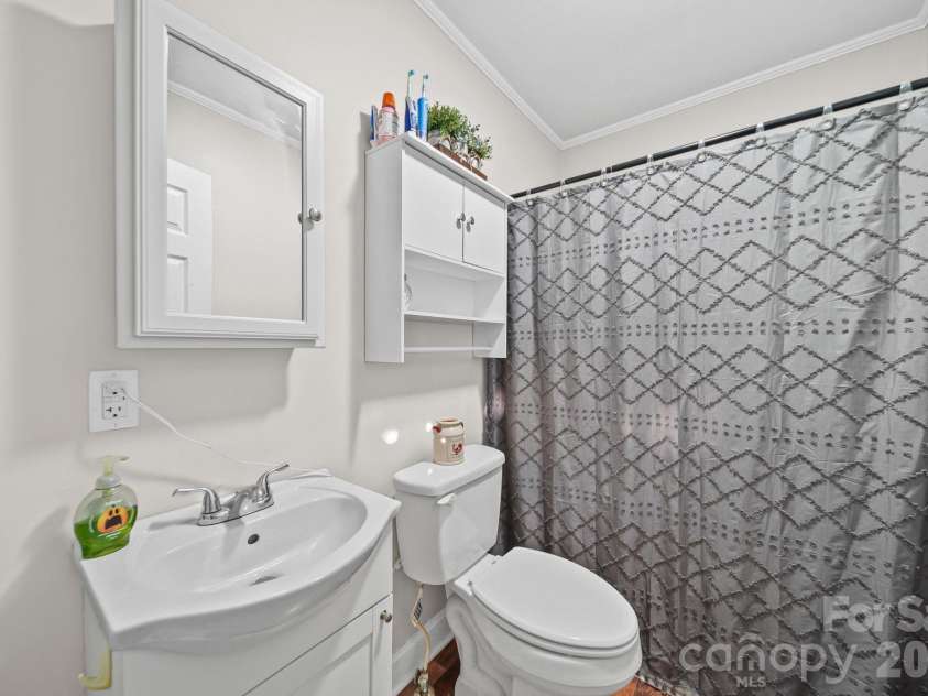 305 Milford Drive, Salisbury, NC 28144.  MLS# CAR4406904, YatesRealty ID 41022. 