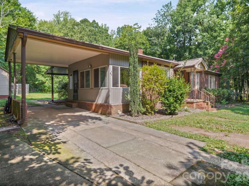 305 Milford Drive, Salisbury, NC 28144.  MLS# CAR4406904, YatesRealty ID 41022. 