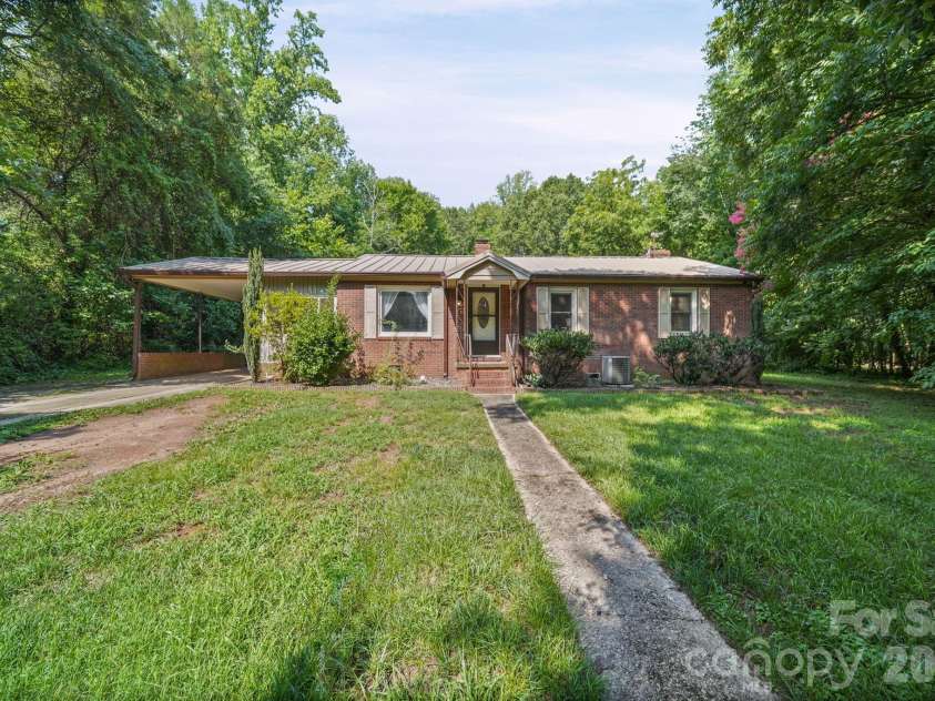 305 Milford Drive, Salisbury, NC 28144.  MLS# CAR4406904, YatesRealty ID 41022. 