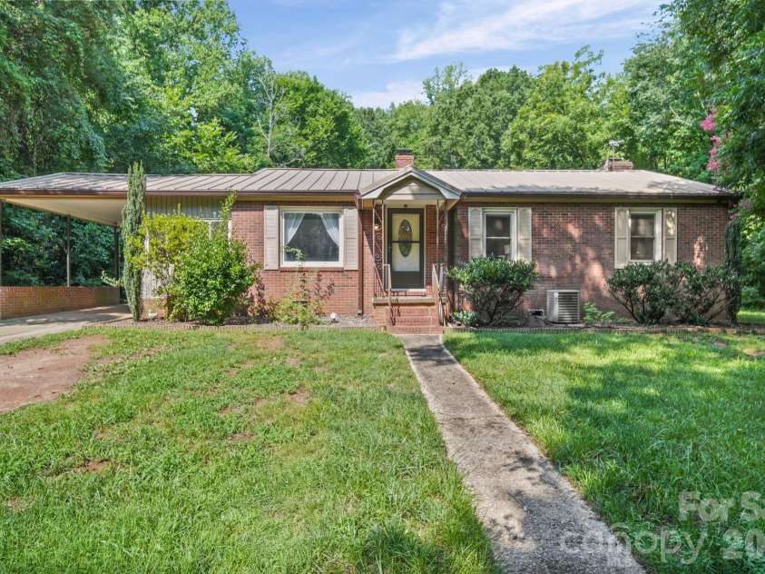 305 Milford Drive, Salisbury, NC 28144.  MLS# CAR4406904, YatesRealty ID 41022. 