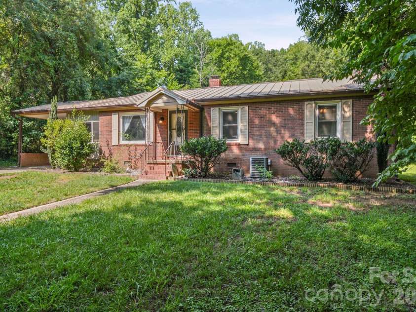 305 Milford Drive, Salisbury, NC 28144.  MLS# CAR4406904, YatesRealty ID 41022. 