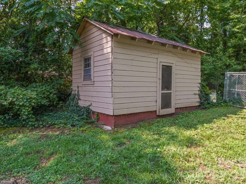 305 Milford Drive, Salisbury, NC 28144.  MLS# CAR4406904, YatesRealty ID 41022. 