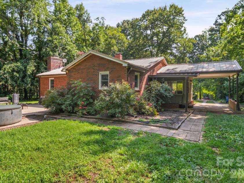 305 Milford Drive, Salisbury, NC 28144.  MLS# CAR4406904, YatesRealty ID 41022. 