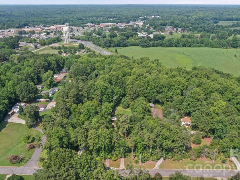 305 Milford Drive, Salisbury, NC 28144.  MLS# CAR4406904, YatesRealty ID 41022. 