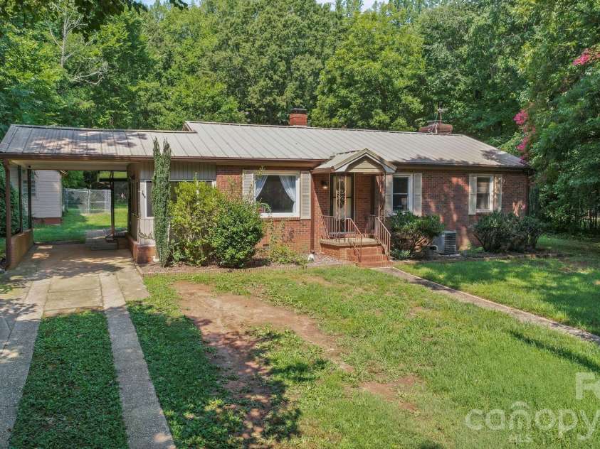 305 Milford Drive, Salisbury, NC 28144.  MLS# CAR4406904, YatesRealty ID 41022. 
