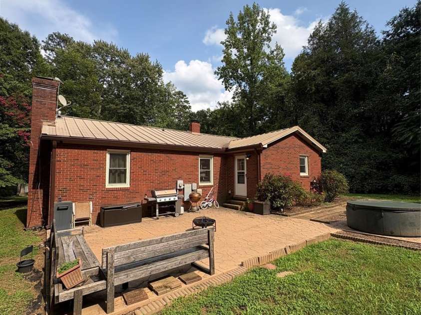 305 Milford Drive, Salisbury, NC 28144.  MLS# CAR4406904, YatesRealty ID 41022. 