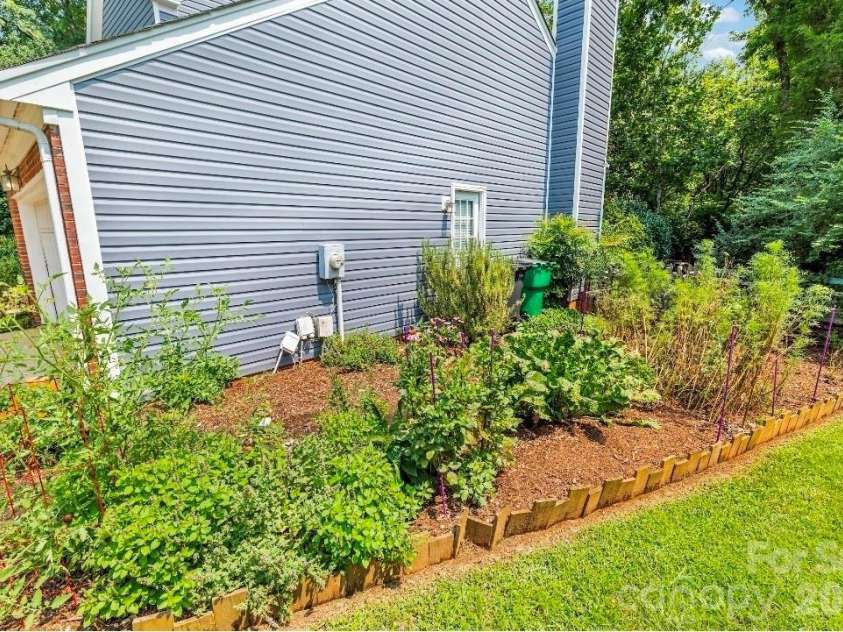 9800 Furlong Trail, Charlotte, NC 28269.  MLS# CAR4406192, YatesRealty ID 41026. 