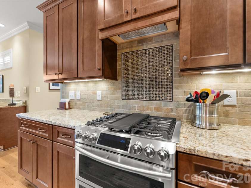 2551 Eagle Drive, Conover, NC 28613.  MLS# CAR4408990, YatesRealty ID 41030. Dual Fuel, Double Oven