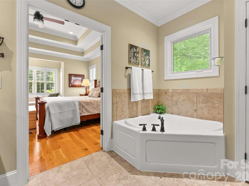 2551 Eagle Drive, Conover, NC 28613.  MLS# CAR4408990, YatesRealty ID 41030. Soaking Jacuzzi Tub
